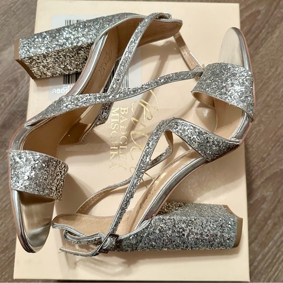Jewel
BADGLEY MISCHKA
Cook Metallic Glitter Heels Formal Shoes size 7.5 7 1/2 - Picture 10 of 12